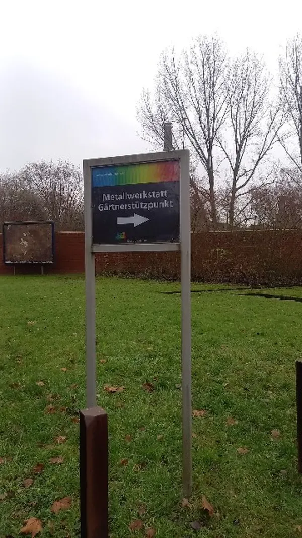 Schild mit Informationen im Landschaftspark