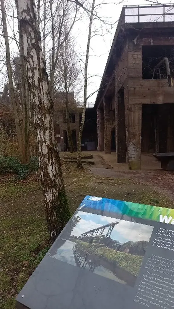 Infotafel vor einem Gebäude im Landschaftspark