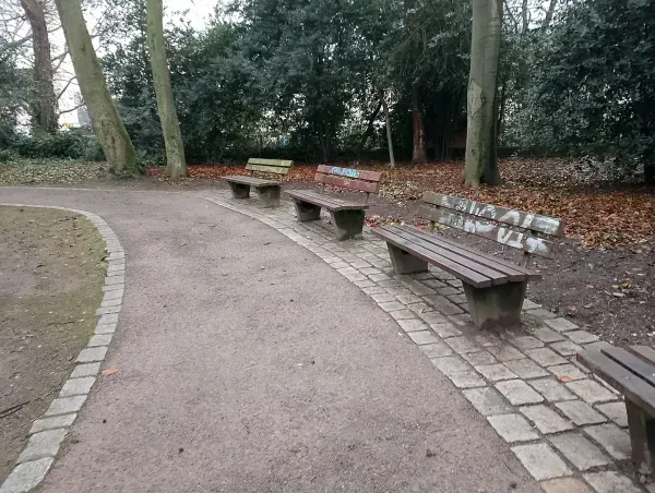 Sitzbänke am Parkweg Richterstraße Hamborn.