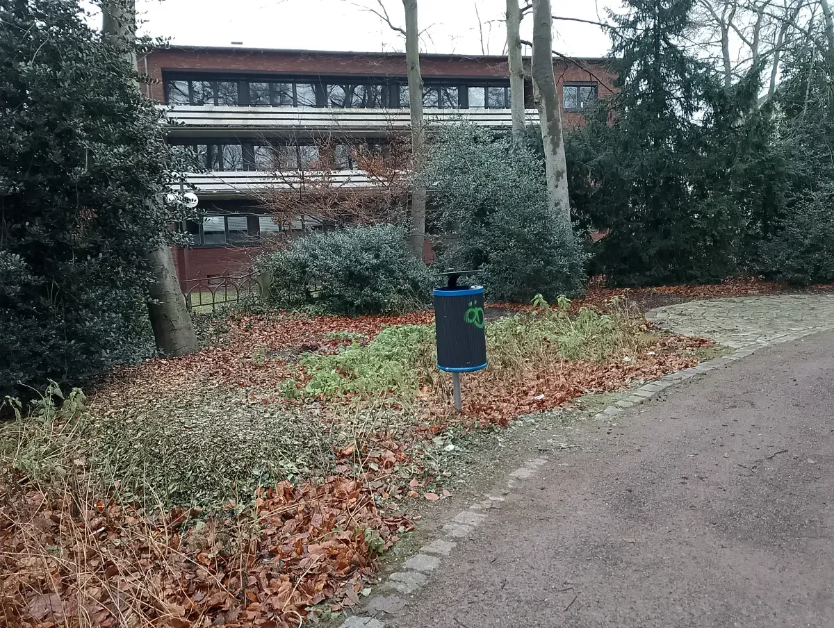 Park mit Finanzamt Duisburg-Hamborn.