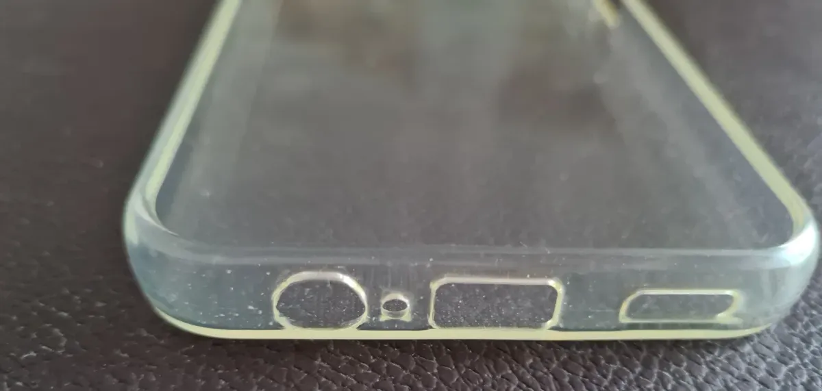 Transparentes Handy Hülle für Samsung Galaxy Modelle zeigt die Löcher an