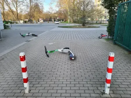 Drei umgekippte E-Bikes vor dem Rhein-Ruhr-Bad Duisburg-Hamborn