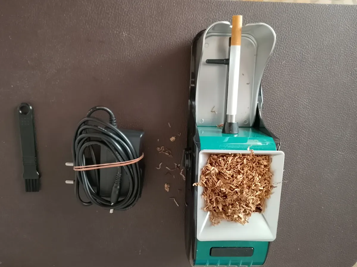 Elektrische Zigaretten-Rollmaschine GR - 12 - 002 - Tabak in Tabakfach drin.