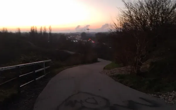 Weg mit Aussicht im Landschaftspark bei Abend