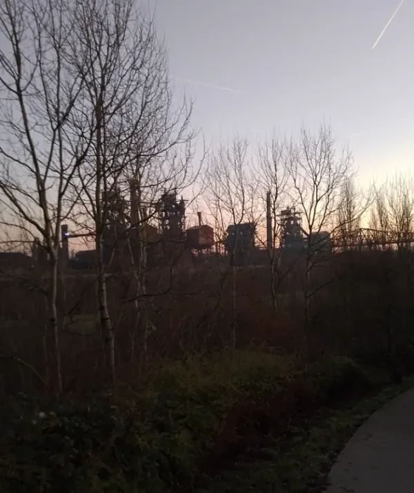 Industrieanlage im Landschaftspark bei Abend