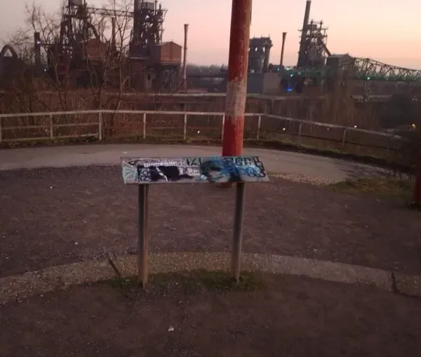 Infotafel an einem Aussichtspunkt im Landschaftspark