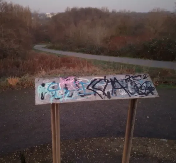 Infotafel mit Graffiti im Landschaftspark