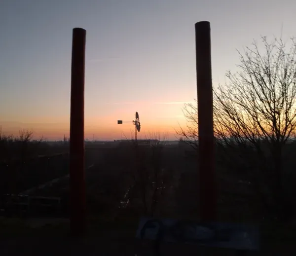 Säulen im Landschaftspark bei Sonnenuntergang