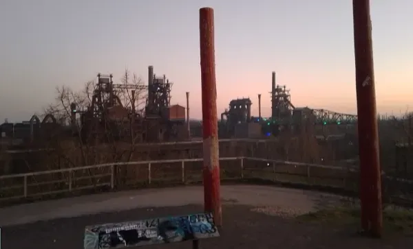  Industrieanlage im Landschaftspark bei Abendlicht