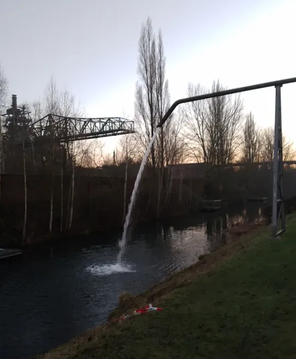  Wasserfluss in den Kanal im Landschaftspark