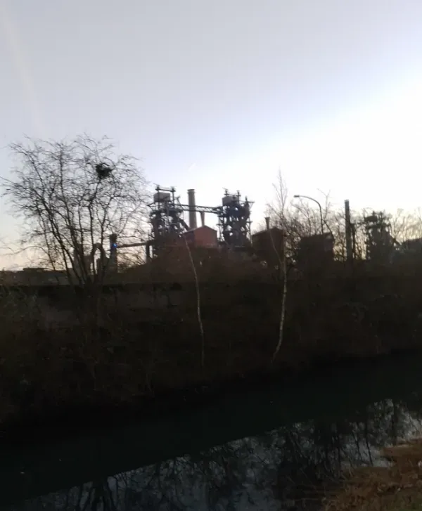 Industrieanlage am Wasser im Landschaftspark