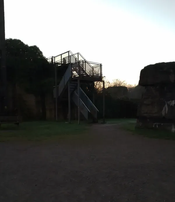  Metalltreppe mit Plattform im Landschaftspark
