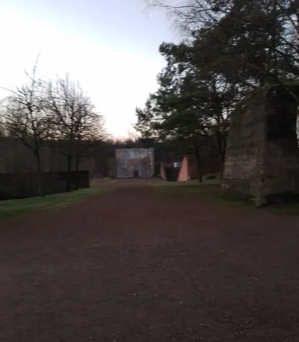 Alte Bauwerke und freie Fläche im Landschaftspark