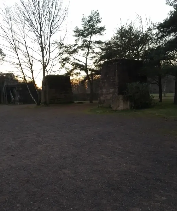 Alte Betonreste und Bauwerke im Landschaftspark