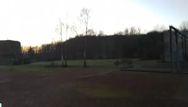 Spielfeld im Landschaftspark bei Abendlicht