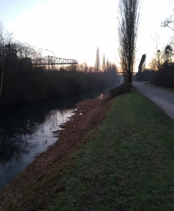Weg am Kanal im Landschaftspark
