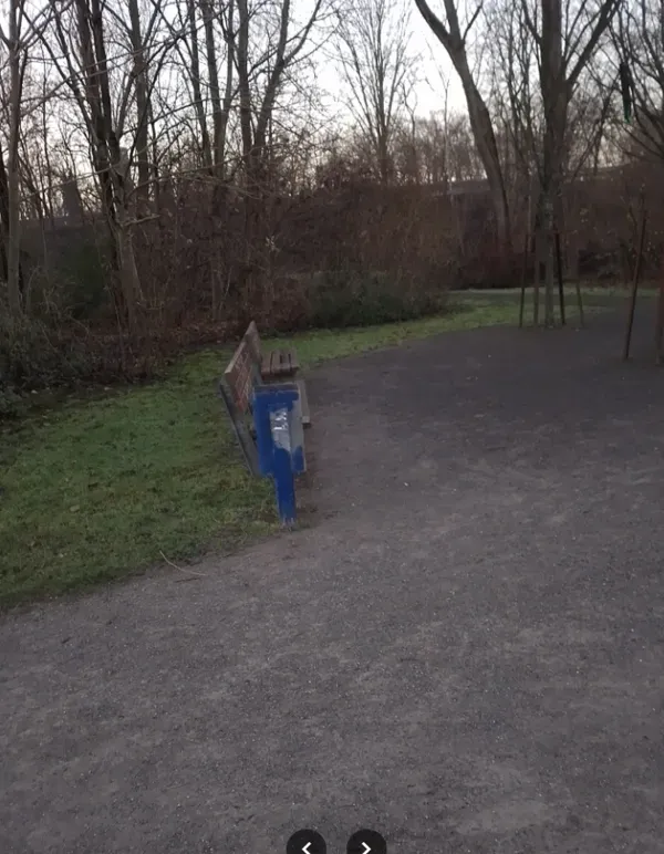 Mülleimer am Weg im Landschaftspark