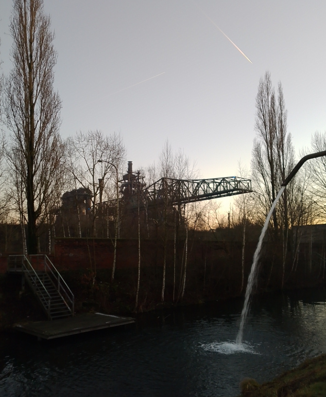Duisburg Hamborn Landschaftspark  Alte Emscher Wasser aus Wasserrohr