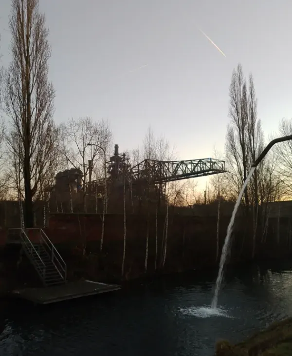 Wasserlauf mit Ausfluss im Landschaftspark