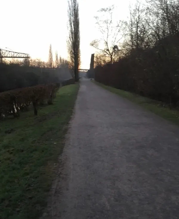  Gerader Pfad am Abend.