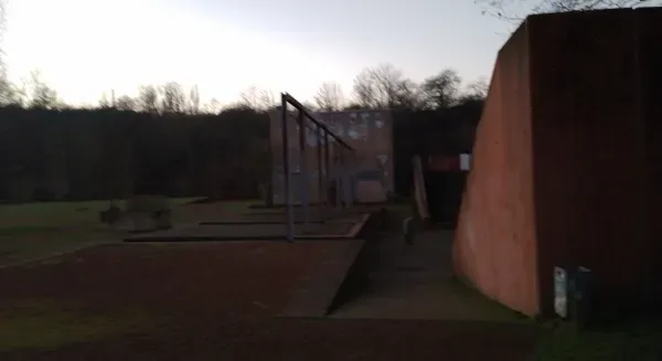 Bereich mit Mauern im Landschaftspark