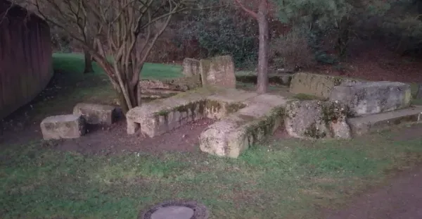 Steinbereich mit Bäumen im Landschaftspark