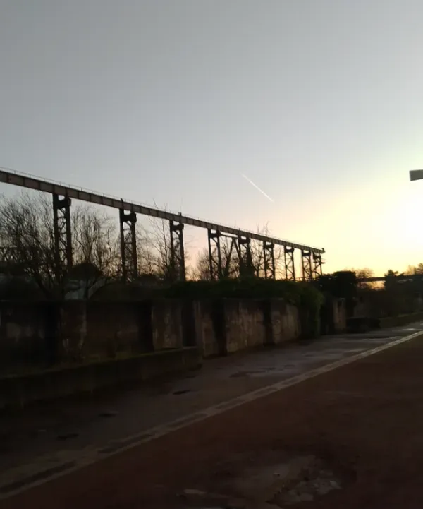 Industrieanlage im Landschaftspark bei Abendlicht