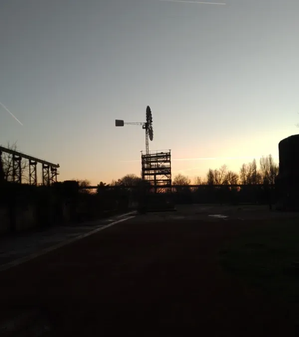  Industrieanlage im Landschaftspark bei Dämmerung