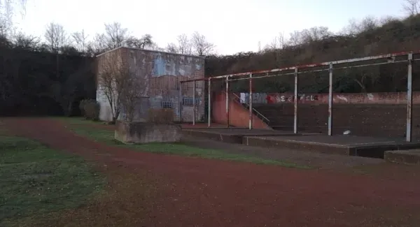 Gebäude neben einem Spielfeld im Landschaftspark
