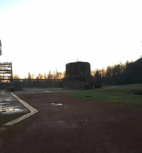 Offene Fläche mit Turm im Landschaftspark
