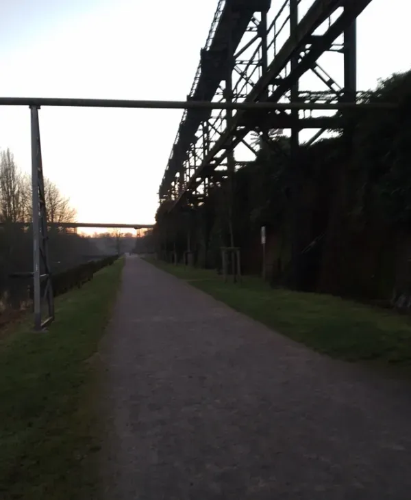 Weg unter einer Industrieanlage im Landschaftspark