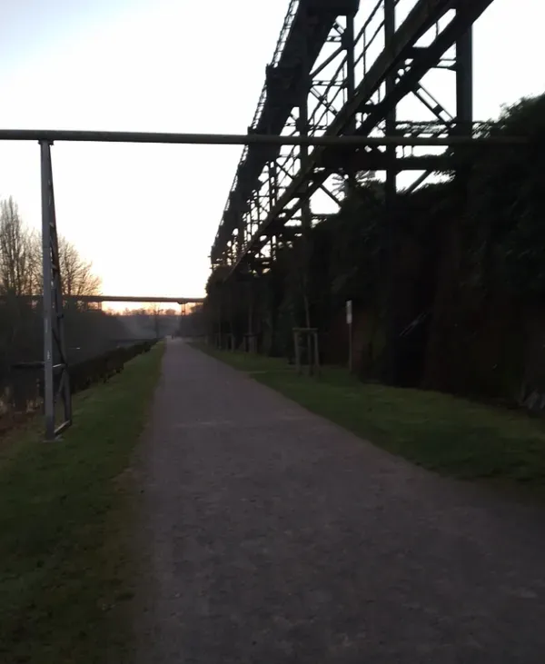 Weg unter einer Industrieanlage im Landschaftspark