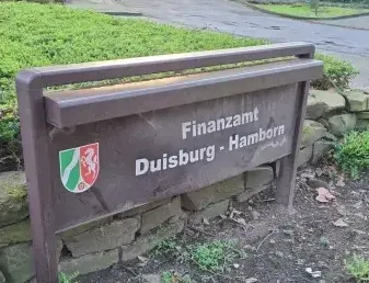 Infoschild des Finanzamts Duisburg‑Hamborn.