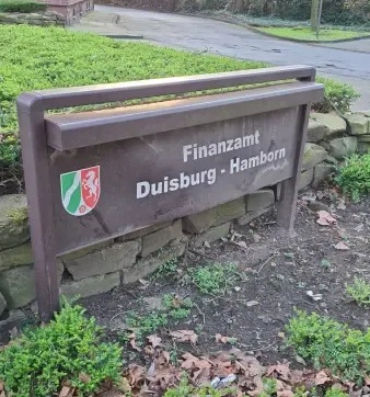 Infoschild des Finanzamts Duisburg‑Hamborn.