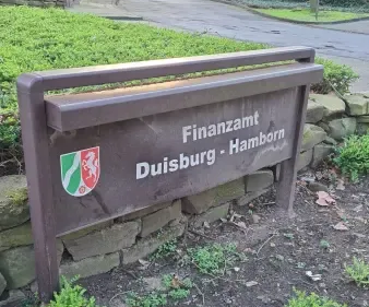 Infoschild des Finanzamts Duisburg‑Hamborn