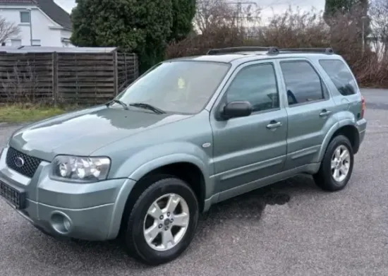 Ford Maverick XLT aus dem Jahr 2002 in graugrüner Lackierung in Seitenansicht