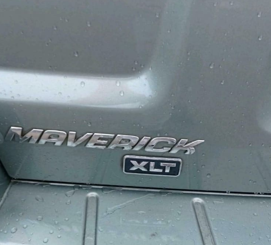 Ford Maverick XLT Baujahr 2002 Grün Logo Name