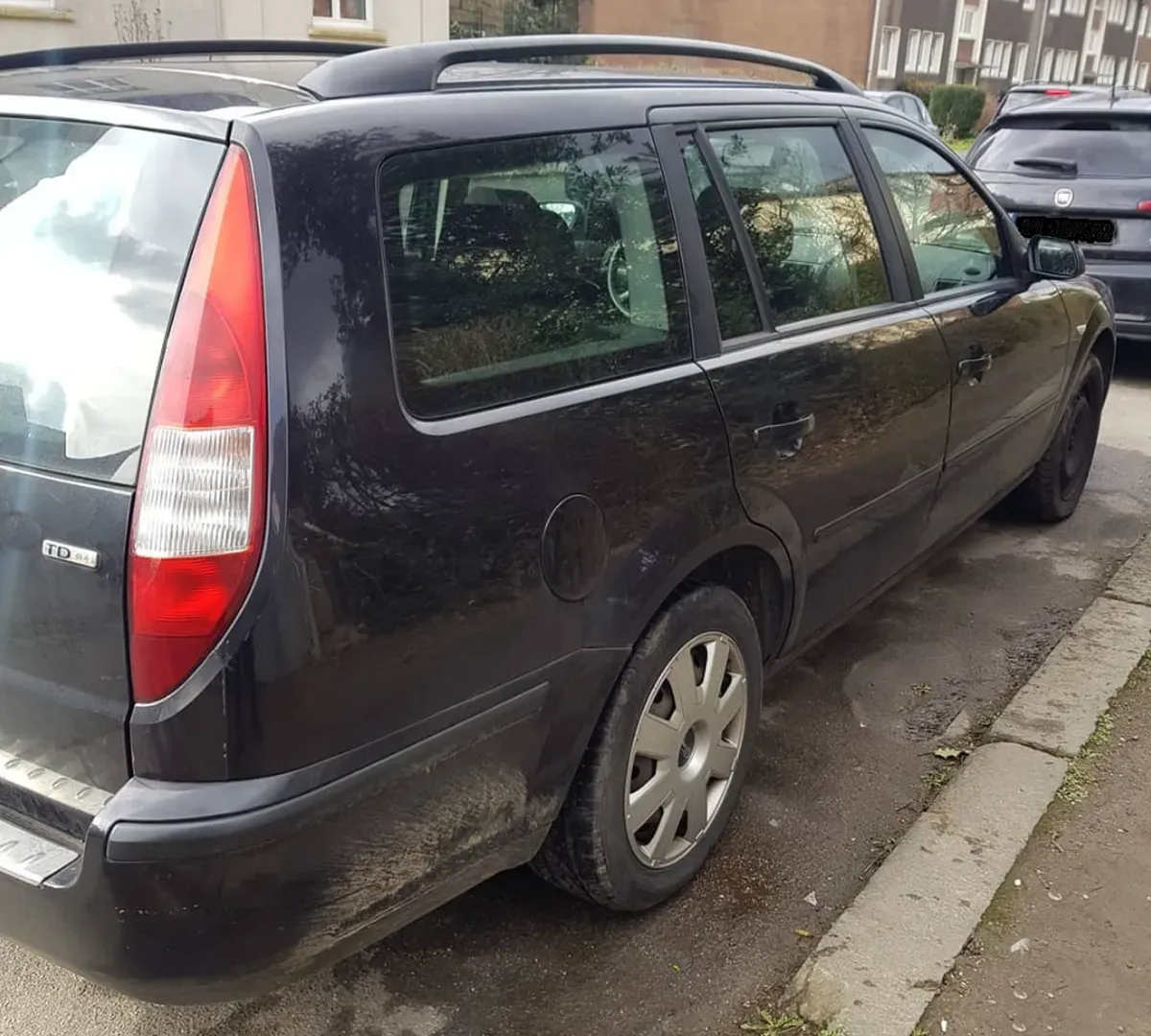 Ford Mondeo Kombi Schwarz Baujahr 2003 - Beifahrerseite