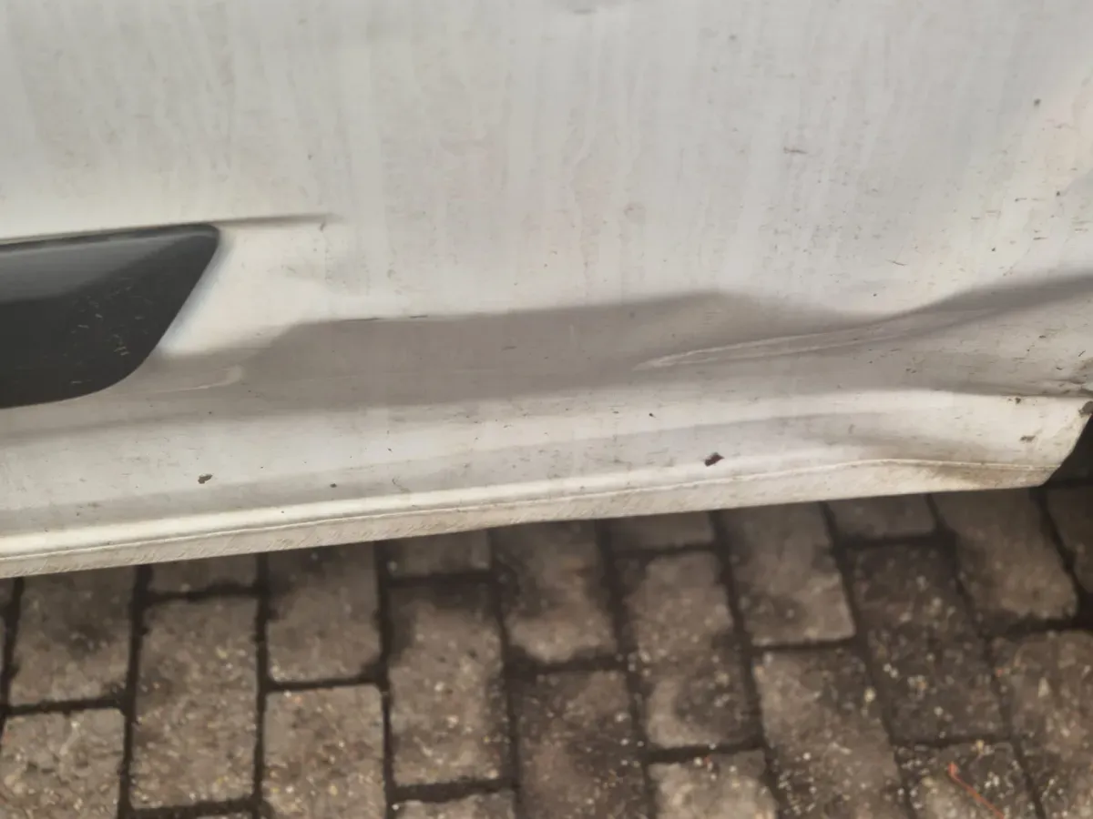 Ford Transit Custom Weiß – Baujahr 2015 - Große Beule am Schweller