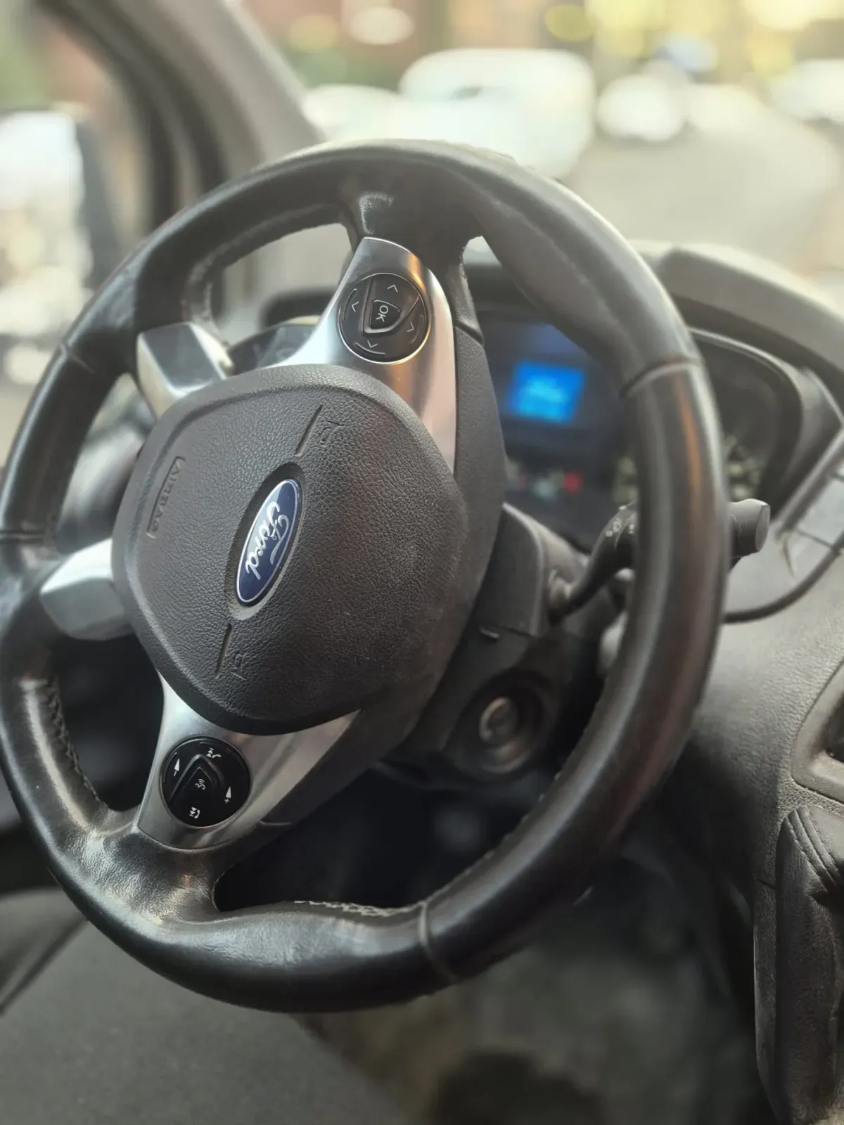 Ford Transit Custom Weiß – Baujahr 2015 - Innenraum Lenker - Sitze