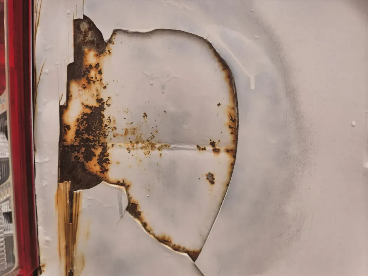 Ford Transit Custom Weiß – Baujahr 2015 - Rost an der Beifahrerseite Heck