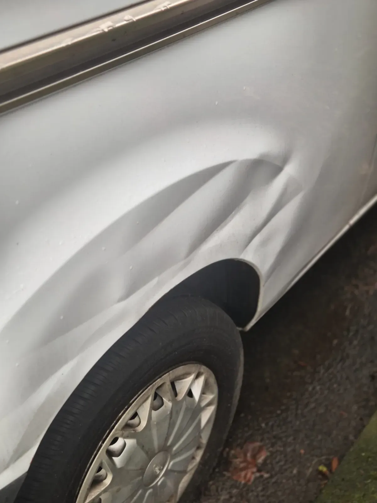 Ford Transit Custom Weiß – Baujahr 2017 - Beule Radkasten hinten