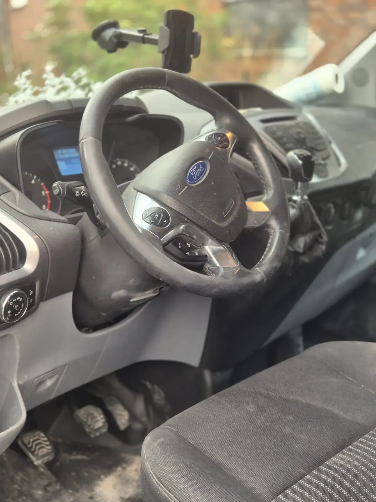 Ford Transit Custom Weiß – Baujahr 2017 - Innenraum Lenker Sitze