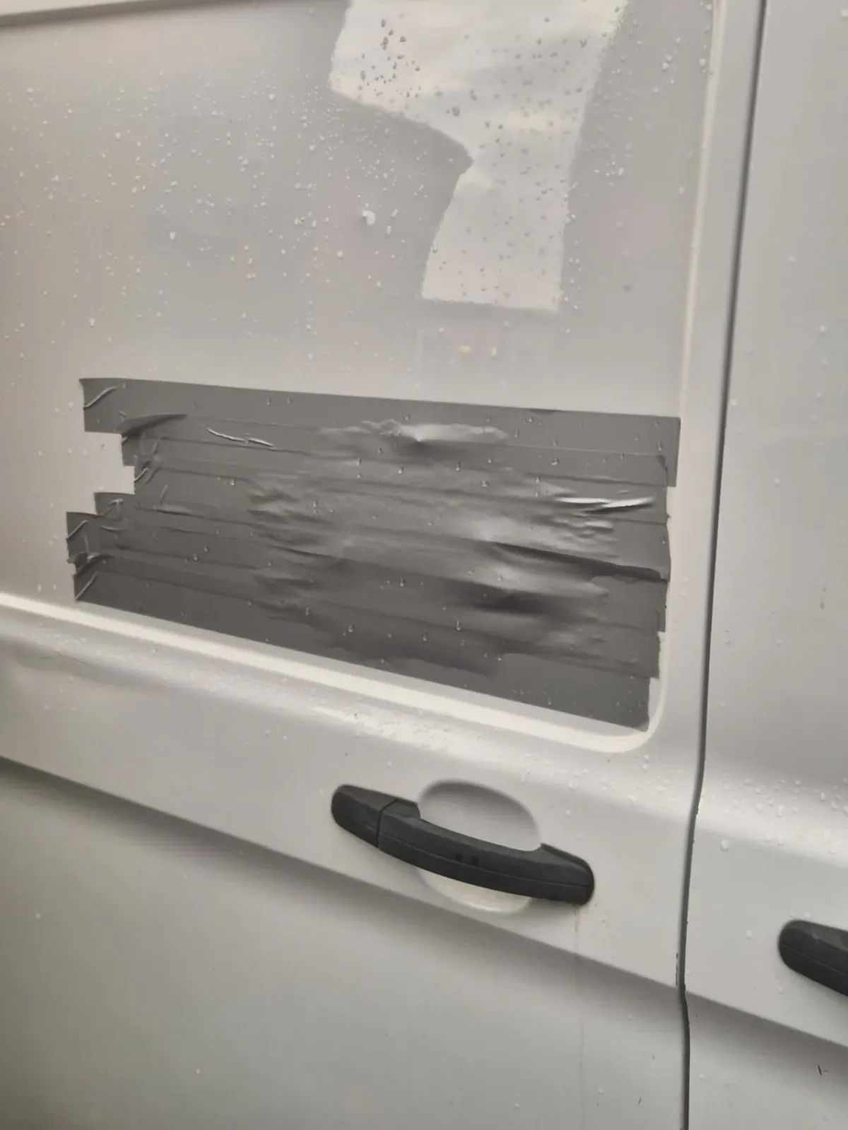 Ford Transit Custom Weiß – Baujahr 2017 - Schiebetür teil mit Band abgeklebt