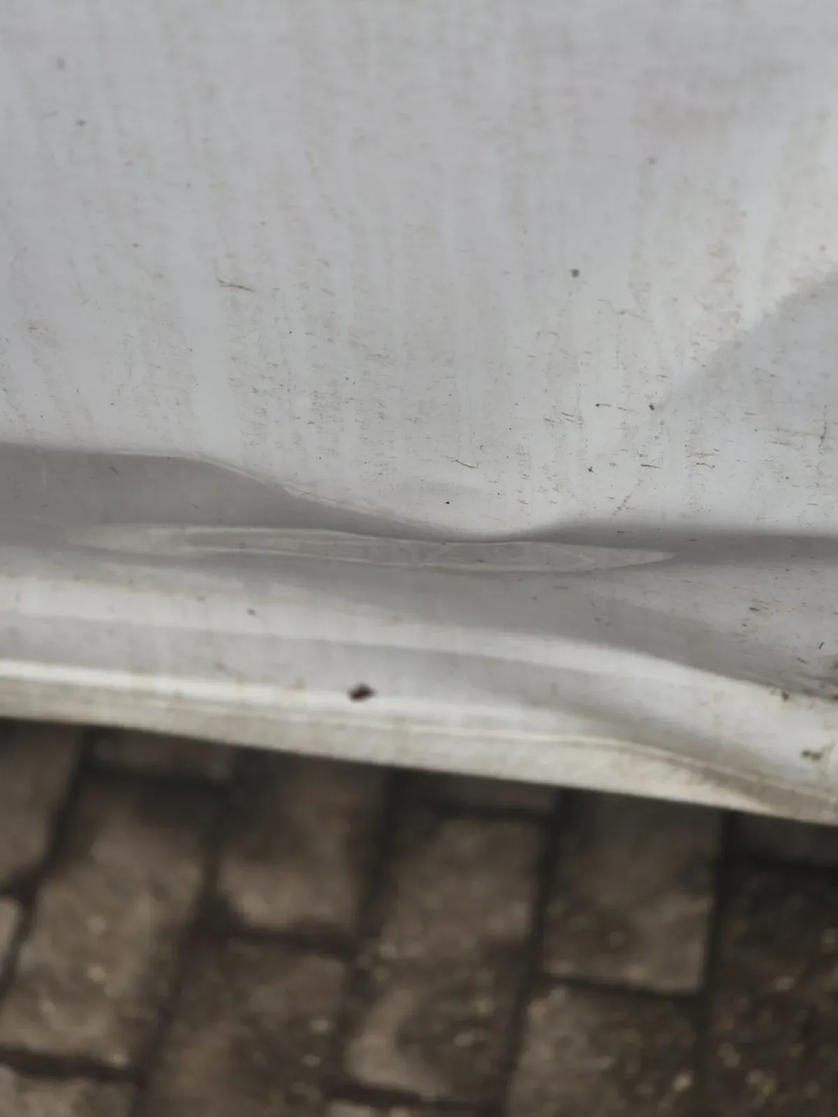 Ford Transit Custom Weiß – Baujahr 2017 - Beule Schweller Hinten Beifahrerseite