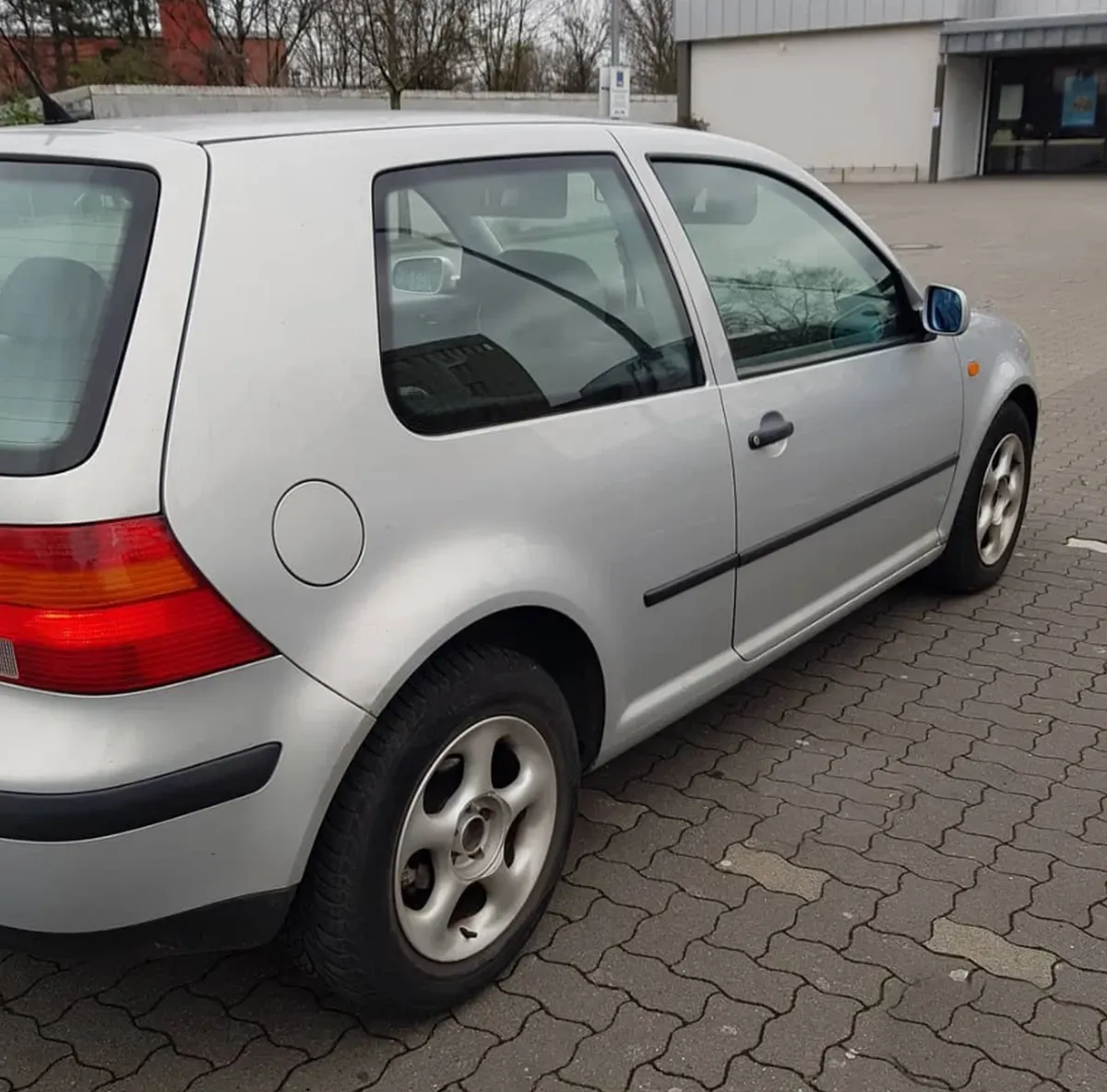 VW Golf4 Silber Fahrerseite teil Heck