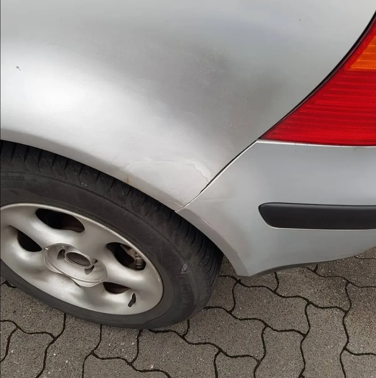 VW Golf4 Silber Fahrerseite hinterer Felge Reifen 