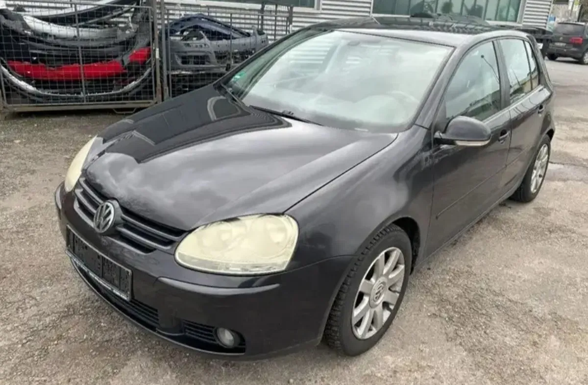 VW Golf5 Schwarz Front und Fahrerseite