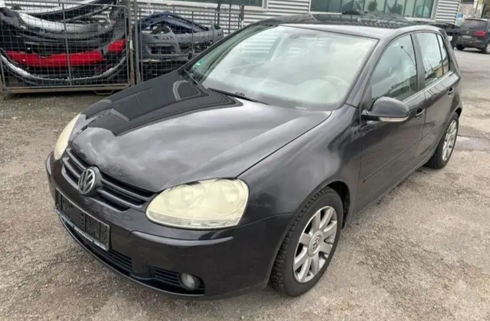 Golf 5 Baujahr 2004 Schwarz 5 Türer- Front-Fahrerseite-Benziner