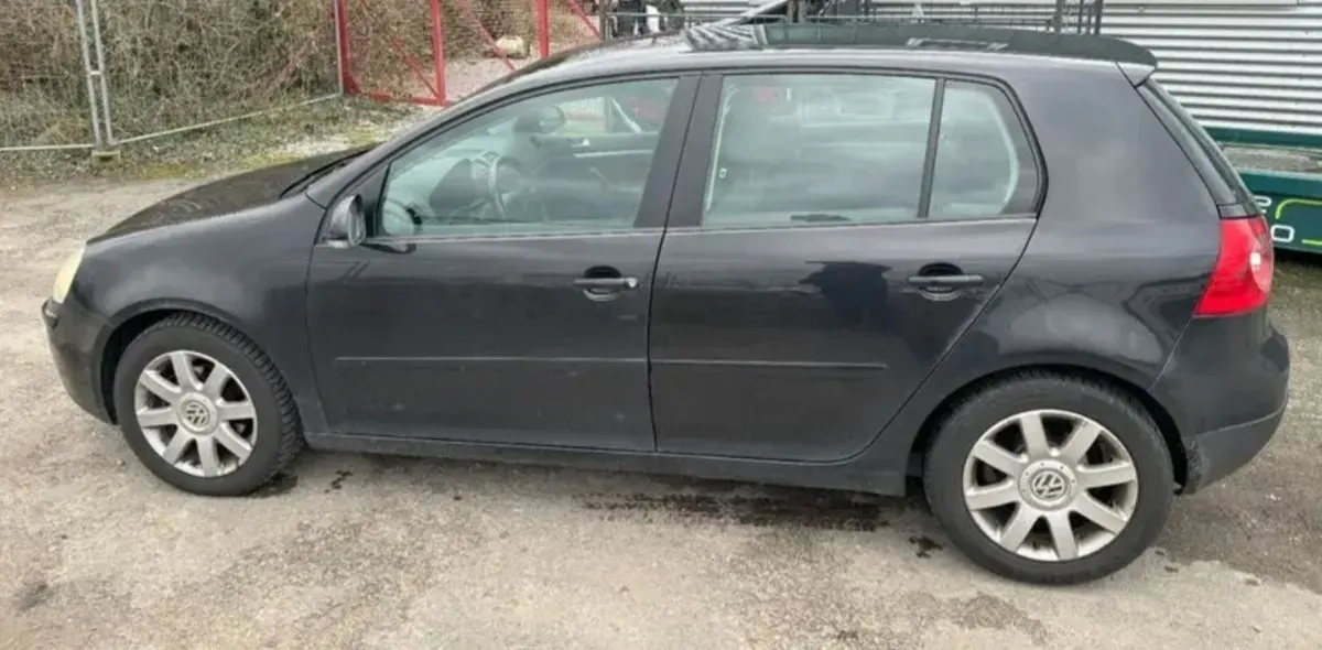 VW Golf5 Schwarz Fahrerseite  5 Türer